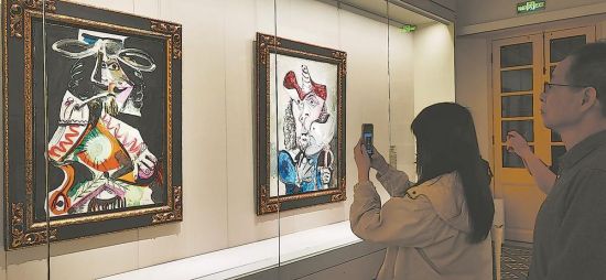 ÔÚÖйúÃÀÊõ¹Ý¹ÄÀËÓìÒÕÊõ¿Õ¼äÄÚ£¬Á½·ù±Ï¼ÓË÷ÍíÄê´ú±íÐÔ»×÷Ê×´ÎÔÚÏÃÃÅÁÁÏà¡£ÁÖÔó¹ó Éã ÔÚÖйúÃÀÊõ¹Ý¹ÄÀËÓìÒÕÊõ¿Õ¼äÄÚ£¬Á½·ù±Ï¼ÓË÷ÍíÄê´ú±íÐÔ»×÷Ê×´ÎÔÚÏÃÃÅÁÁÏà¡£ÁÖÔó¹ó Éã