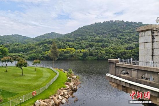 2026年,厦门上李水库迎来建成100周年。上李水库公园内,大片草坪青翠绵密、宛如丝绒地毯。 吴冠标 摄 2026年,厦门上李水库迎来建成100周年。上李水库公园内,大片草坪青翠绵密、宛如丝绒地毯。 吴冠标 摄