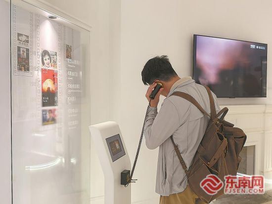 在鼓浪屿·中国电影音乐馆,游客用听筒听电影音乐。 赵文娟 摄 在鼓浪屿·中国电影音乐馆,游客用听筒听电影音乐。 赵文娟 摄