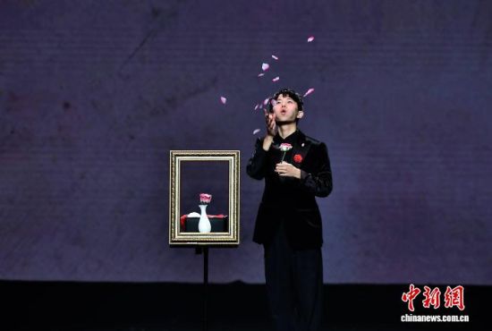 8ÔÂ27ÈÕÍí£¬À´×Ô¸£½¨Àí¹¤´óѧµÄÖìÕÂÌÎÔÚ°ä½±Íí»áÉϱíÑÝÎę̀ħÊõ¡¶³£Óñ¡¤Ãµ¹åÁôÏã¡·£¬¸Ã½ÚÄ¿»ñµÃ´Ë´ÎÃǫ̈´óѧÉúħÊõ½»Á÷´ó»á¶þµÈ½±¡£ÖÐÐÂÉç¼ÇÕß Õűó Éã 8ÔÂ27ÈÕÍí£¬À´×Ô¸£½¨Àí¹¤´óѧµÄÖìÕÂÌÎÔÚ°ä½±Íí»áÉϱíÑÝÎę̀ħÊõ¡¶³£Óñ¡¤Ãµ¹åÁôÏã¡·£¬¸Ã½ÚÄ¿»ñµÃ´Ë´ÎÃǫ̈´óѧÉúħÊõ½»Á÷´ó»á¶þµÈ½±¡£ÖÐÐÂÉç¼ÇÕß Õűó Éã