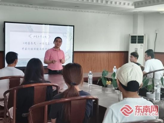 活动开设“健康驿站”中医沙龙。主办方供图 活动开设“健康驿站”中医沙龙。主办方供图