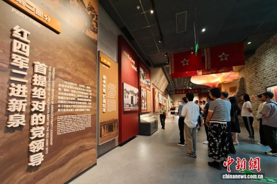 图为8月26日,民众参观新泉整训纪念馆。中新社记者 王东明 摄 图为8月26日,民众参观新泉整训纪念馆。中新社记者 王东明 摄