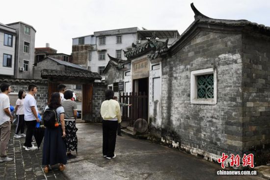 图为8月26日,民众参观新泉革命旧址群。中新社记者 王东明 摄 图为8月26日,民众参观新泉革命旧址群。中新社记者 王东明 摄
