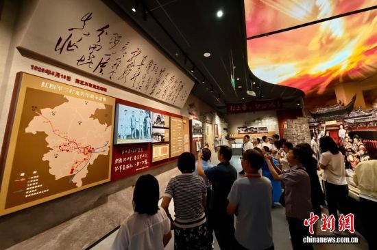 图为8月26日,民众参观新泉整训纪念馆。中新社记者 王东明 摄 图为8月26日,民众参观新泉整训纪念馆。中新社记者 王东明 摄