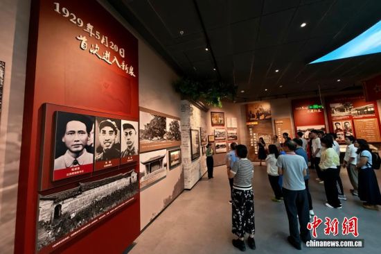 图为8月26日,民众参观新泉整训纪念馆。中新社记者 王东明 摄 图为8月26日,民众参观新泉整训纪念馆。中新社记者 王东明 摄