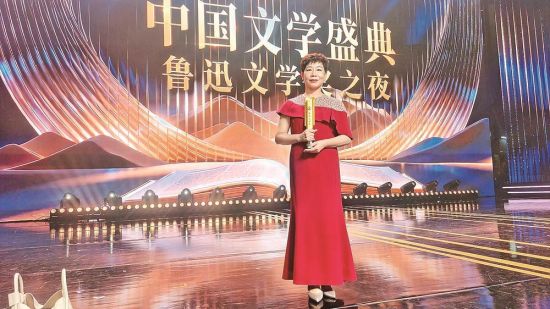 第九届鲁迅文学奖中篇小说奖获奖者林那北(左)和诗歌奖获奖者叶玉琳在颁奖现场留影。 (合成照片,受访者提供) 第九届鲁迅文学奖中篇小说奖获奖者林那北(左)和诗歌奖获奖者叶玉琳在颁奖现场留影。 (合成照片,受访者提供)