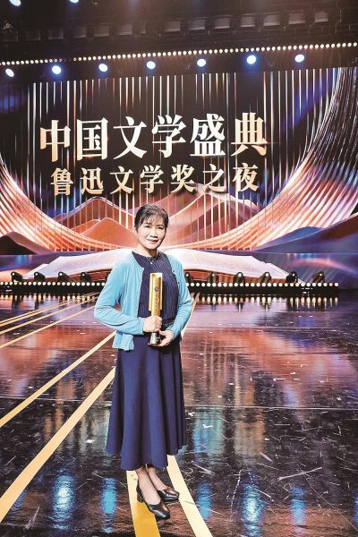 第九届鲁迅文学奖中篇小说奖获奖者林那北(左)和诗歌奖获奖者叶玉琳在颁奖现场留影。 (合成照片,受访者提供) 第九届鲁迅文学奖中篇小说奖获奖者林那北(左)和诗歌奖获奖者叶玉琳在颁奖现场留影。 (合成照片,受访者提供)