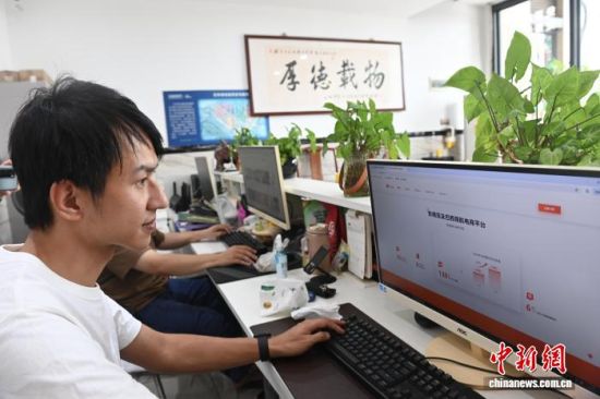 8月14日,林尚皇在办公室运营电商平台。中新社记者 蒋雪林 摄 8月14日,林尚皇在办公室运营电商平台。中新社记者 蒋雪林 摄