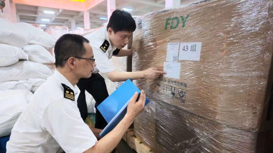 福州长乐国际机场综合保税区完成首单“区内直转”业务,海关关员对相关货物进行现场监管。陈武汉、池媛婷供图 福州长乐国际机场综合保税区完成首单“区内直转”业务,海关关员对相关货物进行现场监管。陈武汉、池媛婷供图