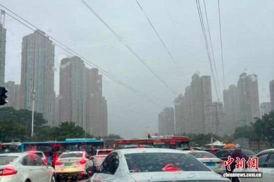 3日,台风“沙德尔”登陆福建漳浦,福州市紧急停课致早高峰拥堵。叶秋云 摄 3日,台风“沙德尔”登陆福建漳浦,福州市紧急停课致早高峰拥堵。叶秋云 摄