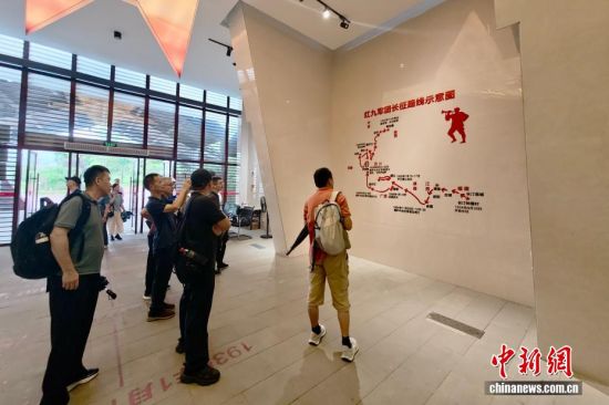 图为8月27日,游客参观红九军团长征出发地陈列馆。中新社记者 王东明 摄 图为8月27日,游客参观红九军团长征出发地陈列馆。中新社记者 王东明 摄