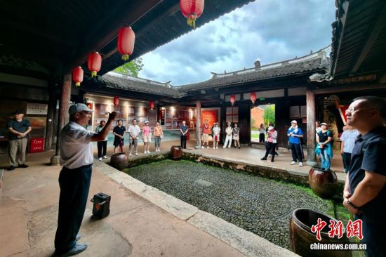 图为8月27日,游客参观观寿公祠。中新社记者 王东明 摄 图为8月27日,游客参观观寿公祠。中新社记者 王东明 摄