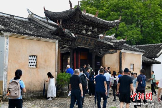 图为8月27日,游客参观观寿公祠。中新社记者 王东明 摄 图为8月27日,游客参观观寿公祠。中新社记者 王东明 摄