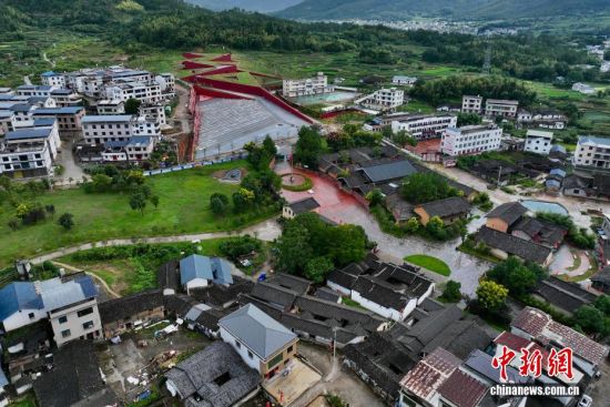 图为8月22日,航拍中复村一景。(无人机照片)中新社记者 王东明 摄 图为8月22日,航拍中复村一景。(无人机照片)中新社记者 王东明 摄