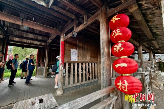 图为8月27日,游客参观红军桥。中新社记者 王东明 摄 图为8月27日,游客参观红军桥。中新社记者 王东明 摄