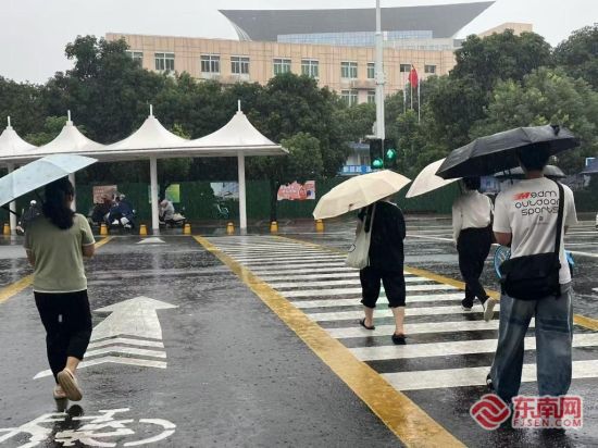 福州市区市民冒雨出行。 福州市区市民冒雨出行。