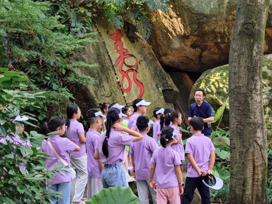 辖区青少年、少数民族少年及侨胞子女化身“小小城市探秘人”,循着“福脉安泰红”研学地图,先后探访海军文化、古厝文脉、于山爱国主义3条精品路线。 辖区青少年、少数民族少年及侨胞子女化身“小小城市探秘人”,循着“福脉安泰红”研学地图,先后探访海军文化、古厝文脉、于山爱国主义3条精品路线。
