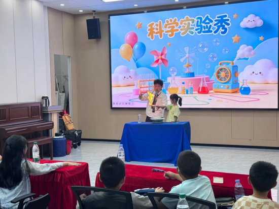 在乌山幸福里科学实验课上,青少年在趣味科学秀与显微镜探微中亲历掌中火、马德堡半球、液氮实验,从宏观现象到微观液体调料,动手解锁科学密码。 在乌山幸福里科学实验课上,青少年在趣味科学秀与显微镜探微中亲历掌中火、马德堡半球、液氮实验,从宏观现象到微观液体调料,动手解锁科学密码。