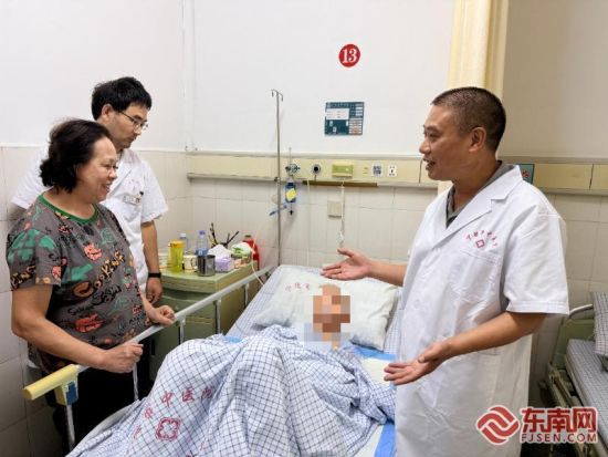林雨冬、姜胜波查看老人术后恢复情况。东南网记者 周涛 摄 林雨冬、姜胜波查看老人术后恢复情况。东南网记者 周涛 摄