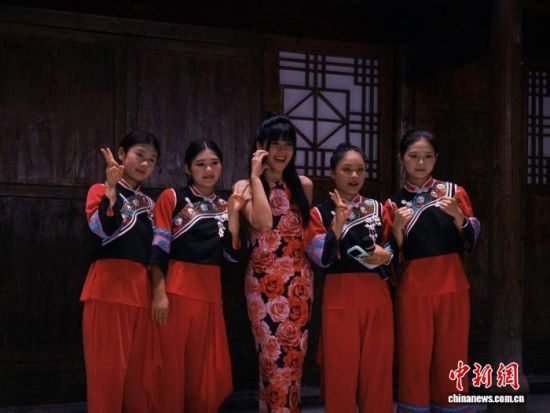 图为台湾青年陈熙爰(中)在贵州省铜仁市江口县云舍村与土家族女孩合影。陈芷馨 摄 图为台湾青年陈熙爰(中)在贵州省铜仁市江口县云舍村与土家族女孩合影。陈芷馨 摄