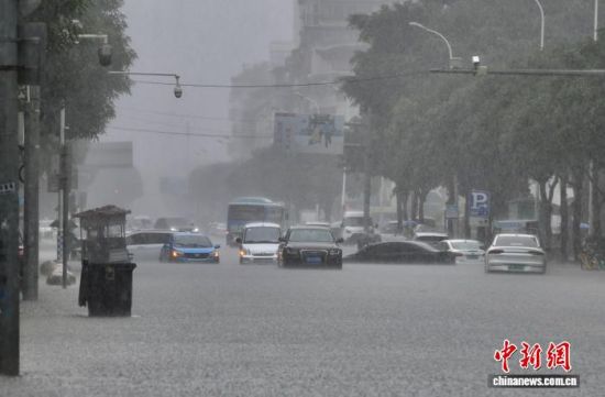 9月3日,福建福州,许多车辆在雨中行驶。当日,今年第18号台风“沙德尔”于6时30分前后在福建省漳州市漳浦古雷沿海第三次登陆,受“沙德尔”及其外围环流影响,福州遭遇强降雨,导致城区许多地方出现积水。 中新社记者 王东明 摄 9月3日,福建福州,许多车辆在雨中行驶。当日,今年第18号台风“沙德尔”于6时30分前后在福建省漳州市漳浦古雷沿海第三次登陆,受“沙德尔”及其外围环流影响,福州遭遇强降雨,导致城区许多地方出现积水。 中新社记者 王东明 摄