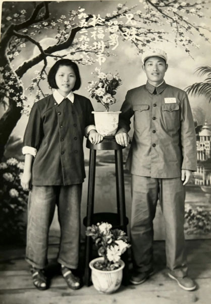 1952年,为了纪念重逢时刻,兄妹俩到照相馆合影留念。 1952年,为了纪念重逢时刻,兄妹俩到照相馆合影留念。