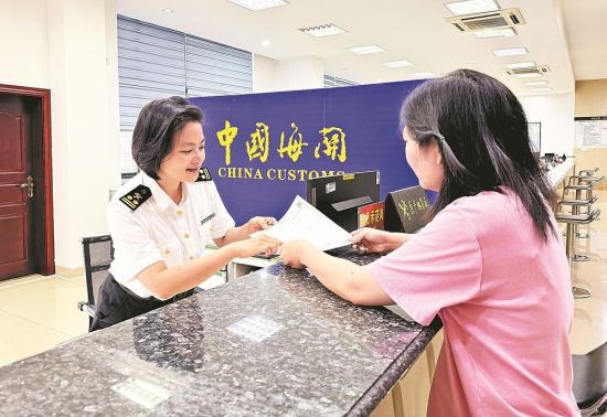 泉州海关关员指导企业办事人员申办加工装配证书。许燕红 摄 泉州海关关员指导企业办事人员申办加工装配证书。许燕红 摄