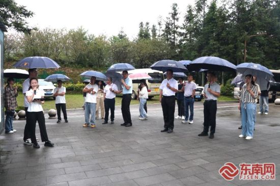领导来宾前往黄振芳家庭林场调研。东南网记者 潘月容 摄 领导来宾前往黄振芳家庭林场调研。东南网记者 潘月容 摄