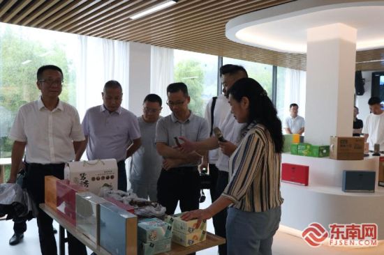 领导来宾前往溪口村调研。东南网记者 潘月容 摄 领导来宾前往溪口村调研。东南网记者 潘月容 摄