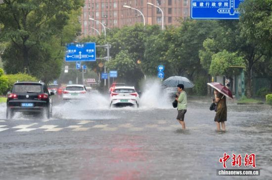 9月3日,福建福州,民众雨中出行。中新社记者 王东明 摄 9月3日,福建福州,民众雨中出行。中新社记者 王东明 摄