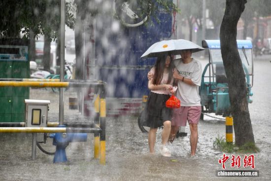 9月3日,福建福州,市民雨中艰难出行。中新社记者 王东明 摄 9月3日,福建福州,市民雨中艰难出行。中新社记者 王东明 摄