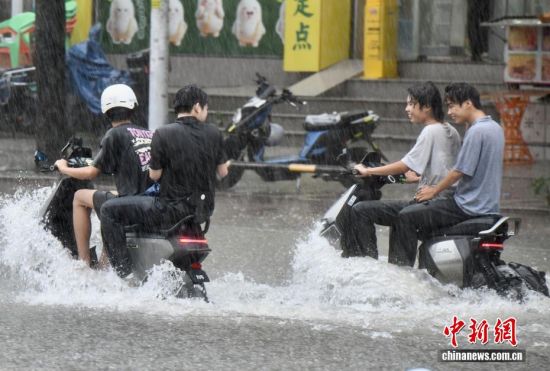 9月3日,福建福州,民众骑车雨中艰难出行。中新社记者 王东明 摄 9月3日,福建福州,民众骑车雨中艰难出行。中新社记者 王东明 摄