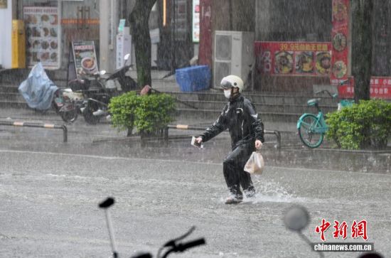 9月3日,福建福州,外卖员雨中出行。中新社记者 王东明 摄 9月3日,福建福州,外卖员雨中出行。中新社记者 王东明 摄