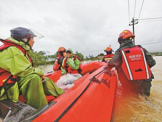 9月3日,东山县前楼镇盐场内积水暴涨,救援人员用皮筏艇将两名老人安全转移。福建日报通讯员 陈泽森 摄 9月3日,东山县前楼镇盐场内积水暴涨,救援人员用皮筏艇将两名老人安全转移。福建日报通讯员 陈泽森 摄