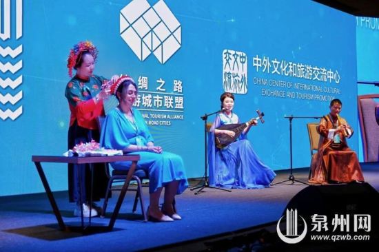活动现场南音演奏和蟳埔簪花围体验 活动现场南音演奏和蟳埔簪花围体验