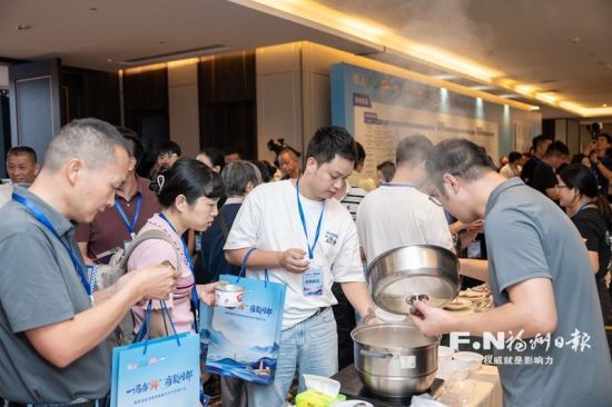 水产招商大会上,采购商品尝福州产品。市商务局供图 水产招商大会上,采购商品尝福州产品。市商务局供图