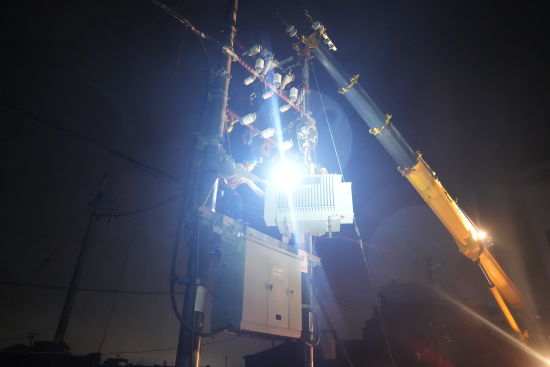 国网莆田供电公司抢修人员抢抓雨夜窗口期,连夜开展变压器更换作业。(柳烨 摄) 国网莆田供电公司抢修人员抢抓雨夜窗口期,连夜开展变压器更换作业。(柳烨 摄)