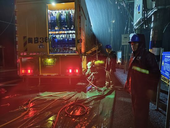 国网仙游县供电公司连夜冒雨开展抢修作业。(徐海丰 摄) 国网仙游县供电公司连夜冒雨开展抢修作业。(徐海丰 摄)