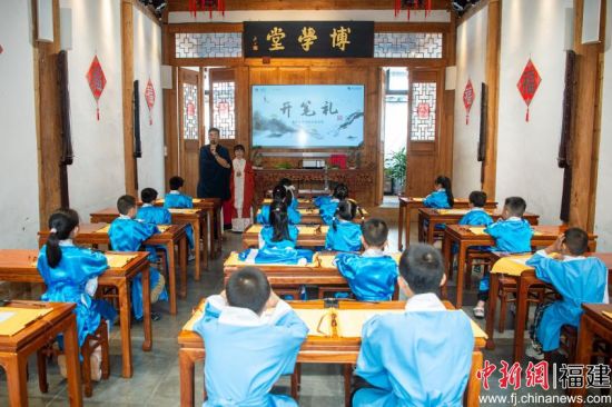 9月6日,一场庄重而温暖的开笔礼在福建省图书馆正谊书院举行。福建省图书馆正谊书院 供图 9月6日,一场庄重而温暖的开笔礼在福建省图书馆正谊书院举行。福建省图书馆正谊书院 供图