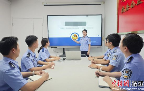 图为林金梅在培训中与同事交流研讨。受访者 供图 图为林金梅在培训中与同事交流研讨。受访者 供图