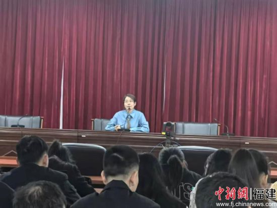 图为林金梅正在开展业务培训授课。受访者供图 图为林金梅正在开展业务培训授课。受访者供图
