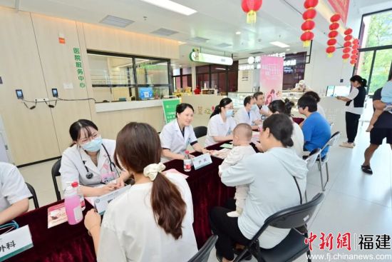 夏泳与团队深入福州各区县助产机构,建立覆盖全市的新生儿耳聋基因筛查信息网络。受访者供图 夏泳与团队深入福州各区县助产机构,建立覆盖全市的新生儿耳聋基因筛查信息网络。受访者供图