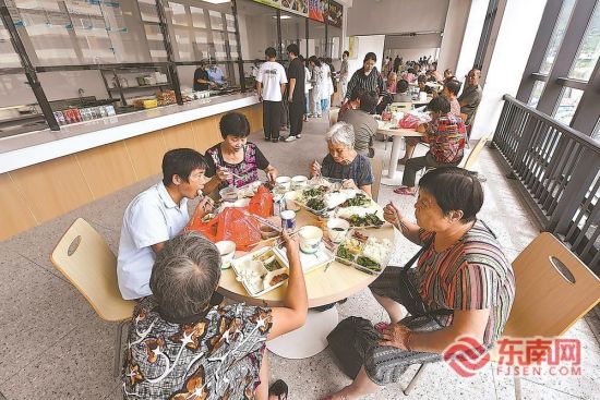 9月5日,安置群众在莆田城厢区中电科创城集中安置点吃午饭。 姜克红 摄 9月5日,安置群众在莆田城厢区中电科创城集中安置点吃午饭。 姜克红 摄