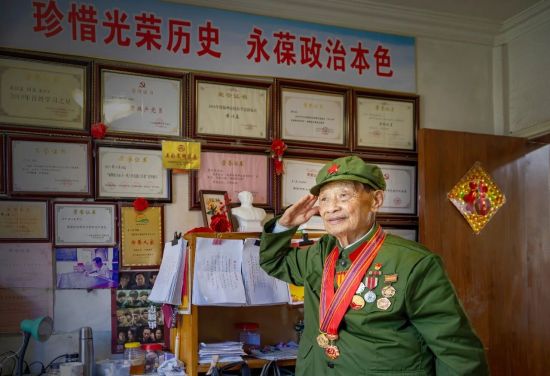 黄以孟生前留存的最后一张军装肖像照 (吴友亮 摄) 黄以孟生前留存的最后一张军装肖像照 (吴友亮 摄)