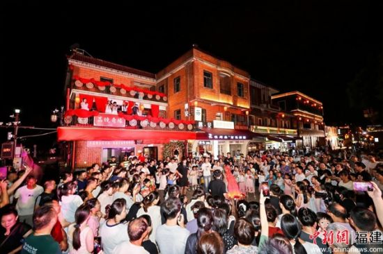 游客在洛江区桥南古街参与七夕主题活动 游客在洛江区桥南古街参与七夕主题活动