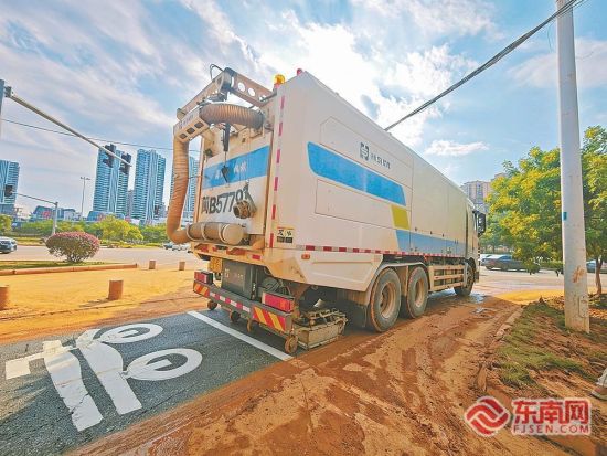 海山机械道路污染清除车在清洁路面。 林爱玲 摄 海山机械道路污染清除车在清洁路面。 林爱玲 摄