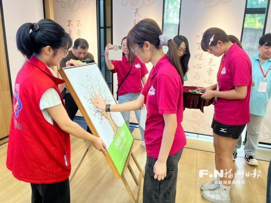 2026年福马女生夏令营开营仪式上,两岸女生共绘“家园之树”。记者 李白蕾 摄 2026年福马女生夏令营开营仪式上,两岸女生共绘“家园之树”。记者 李白蕾 摄