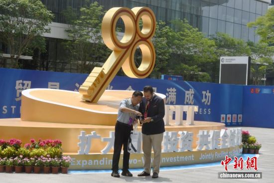 图为中外嘉宾会场外添加联系方式。中新社记者 王东明 摄 图为中外嘉宾会场外添加联系方式。中新社记者 王东明 摄