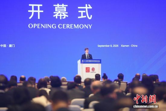图为主宾国芬兰经济事务与就业部经济事务部长萨卡里·普伊斯托宣读芬兰总理彼得里·奥尔波贺信。中新社记者 王东明 摄 图为主宾国芬兰经济事务与就业部经济事务部长萨卡里·普伊斯托宣读芬兰总理彼得里·奥尔波贺信。中新社记者 王东明 摄