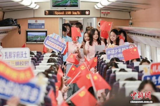 9月7日,“迎新专列”上,学生们正在开展各类活动。 张海根 摄 9月7日,“迎新专列”上,学生们正在开展各类活动。 张海根 摄